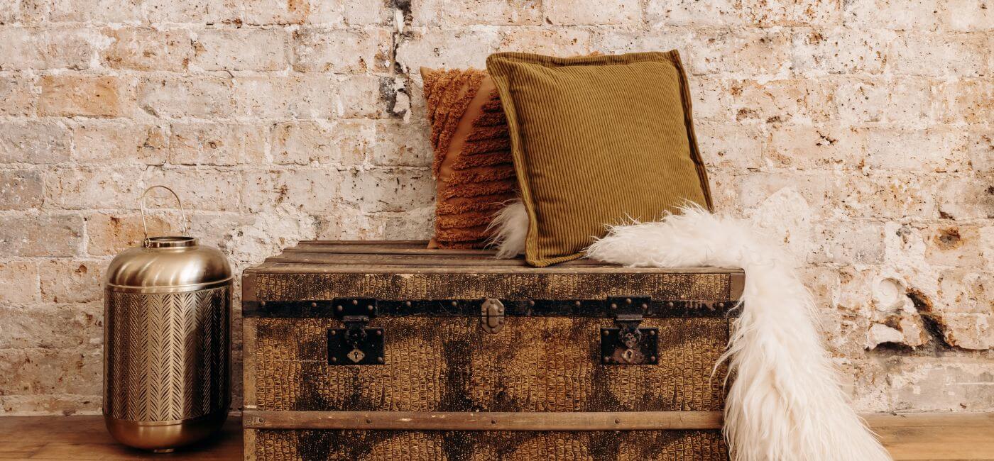 Malle vintage et coffre ancien chez Debongout