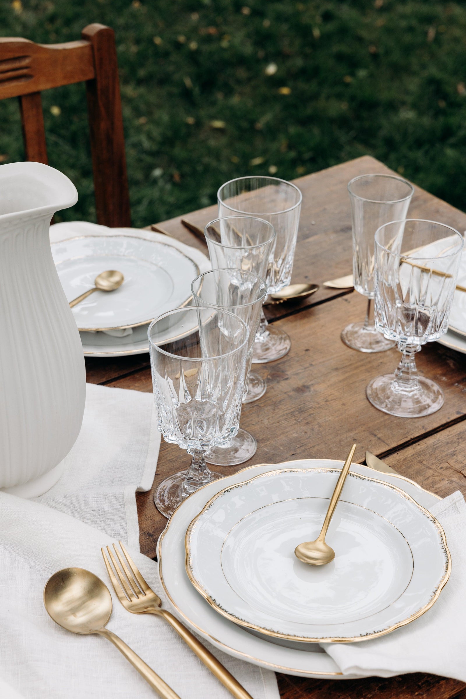 Nos 10 indispensables pour une jolie table d’extérieur - Debongout