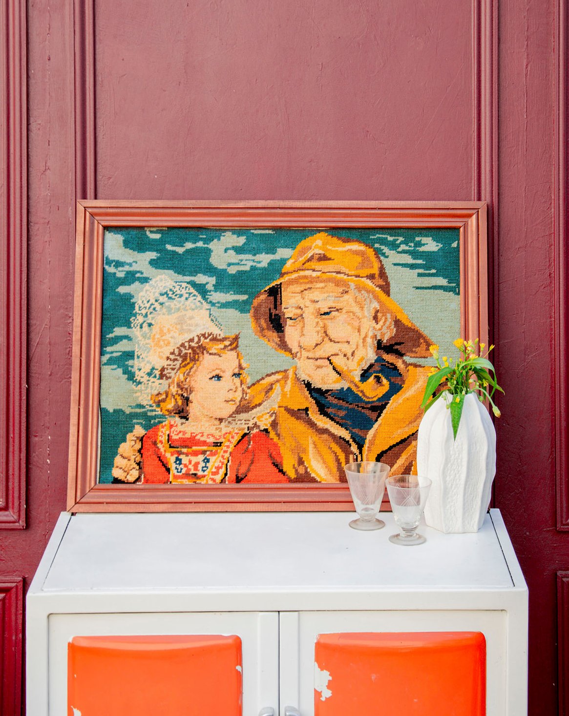 Decorations: mirrors, decorative objects, chests, rugs