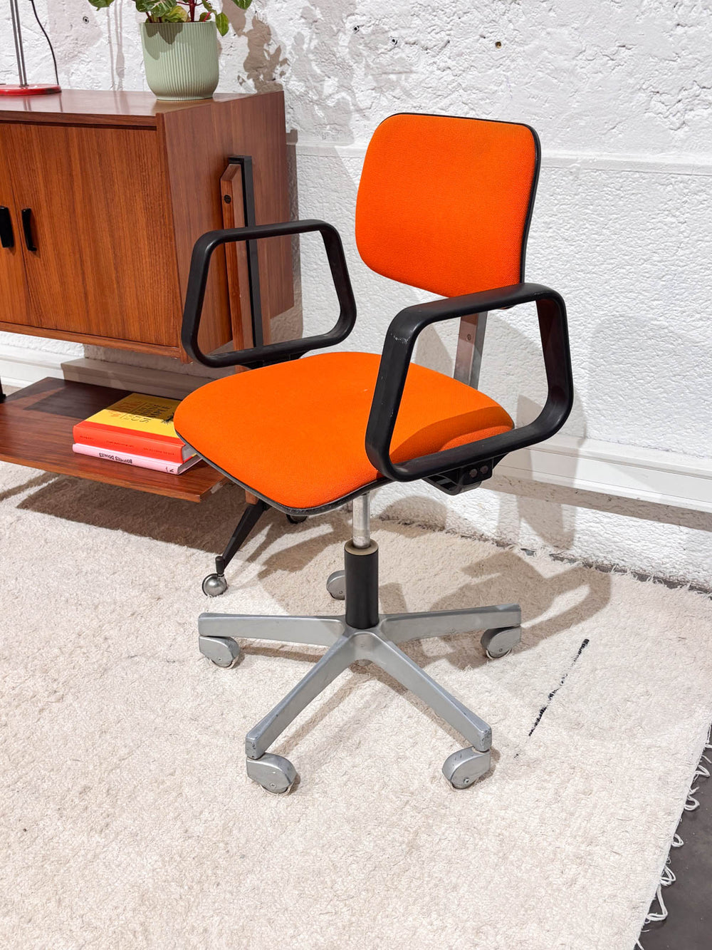 46fauteuilorange-2.jpg