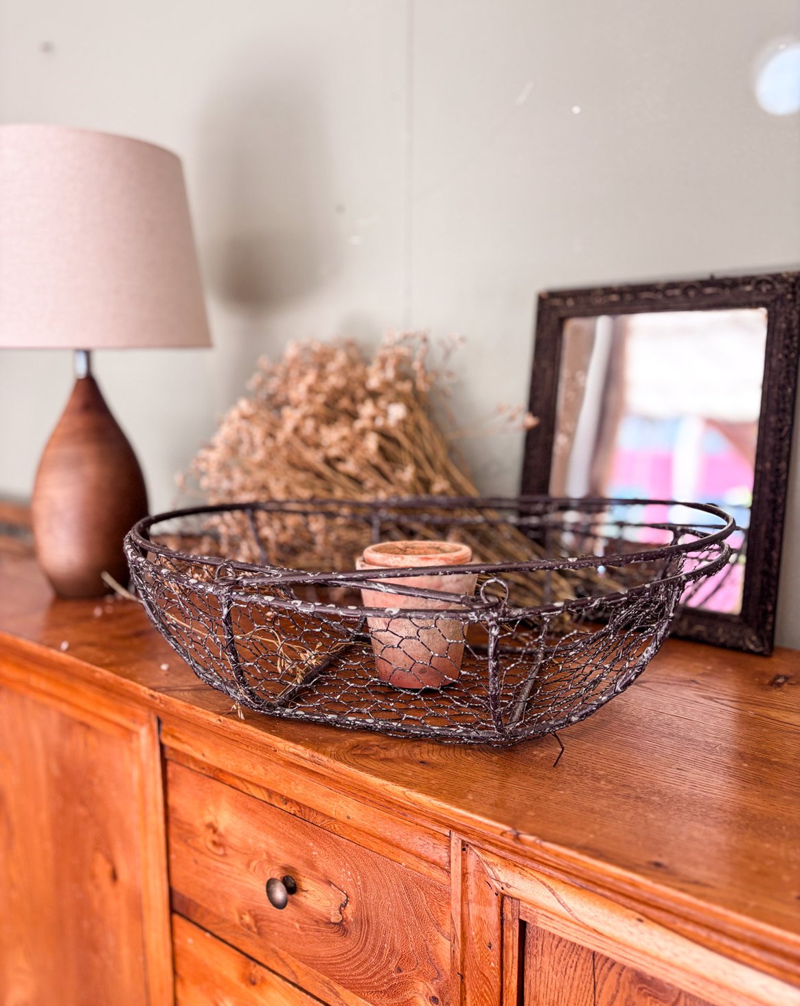 Decorations: mirrors, decorative objects, chests, rugs