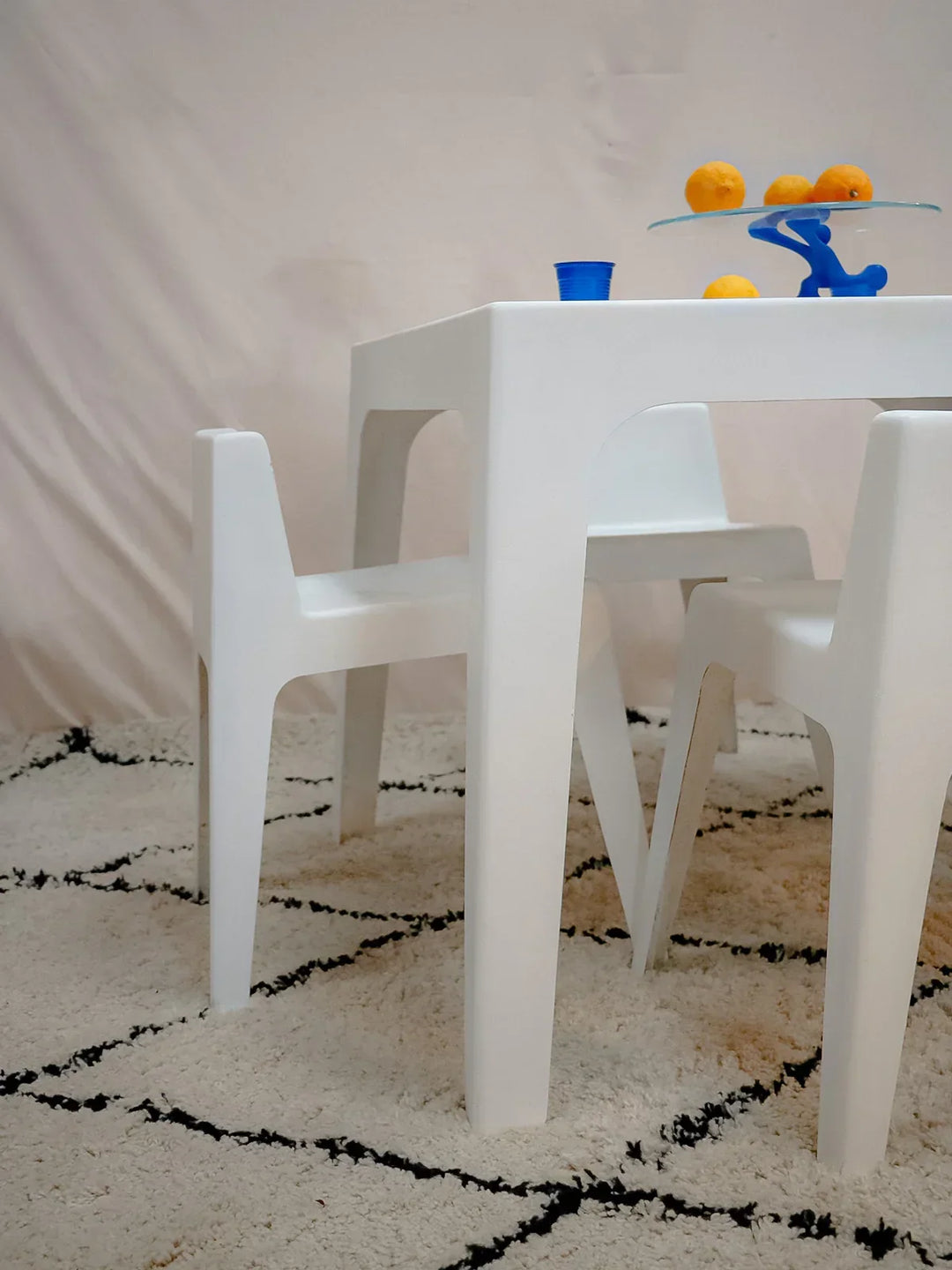 auguste-ensemble-table-et-chaises-fibre-verre-10-7