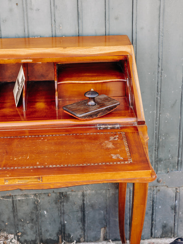 4U3A0723_Debongout-brocante-wissous-18-02-25_016secretaire_0121.jpg