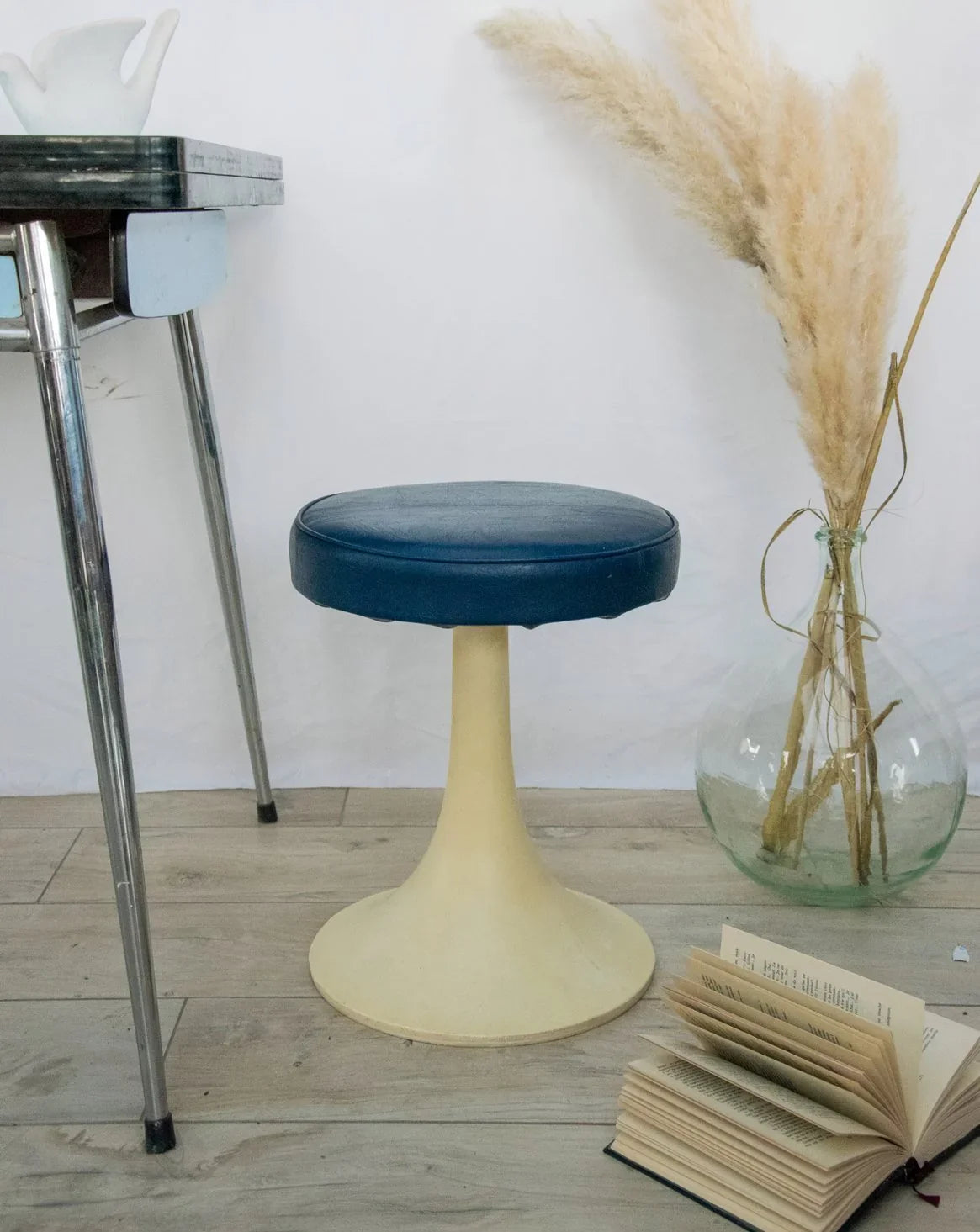 Axel, the Tulip leather stool No. 588 – Debongout