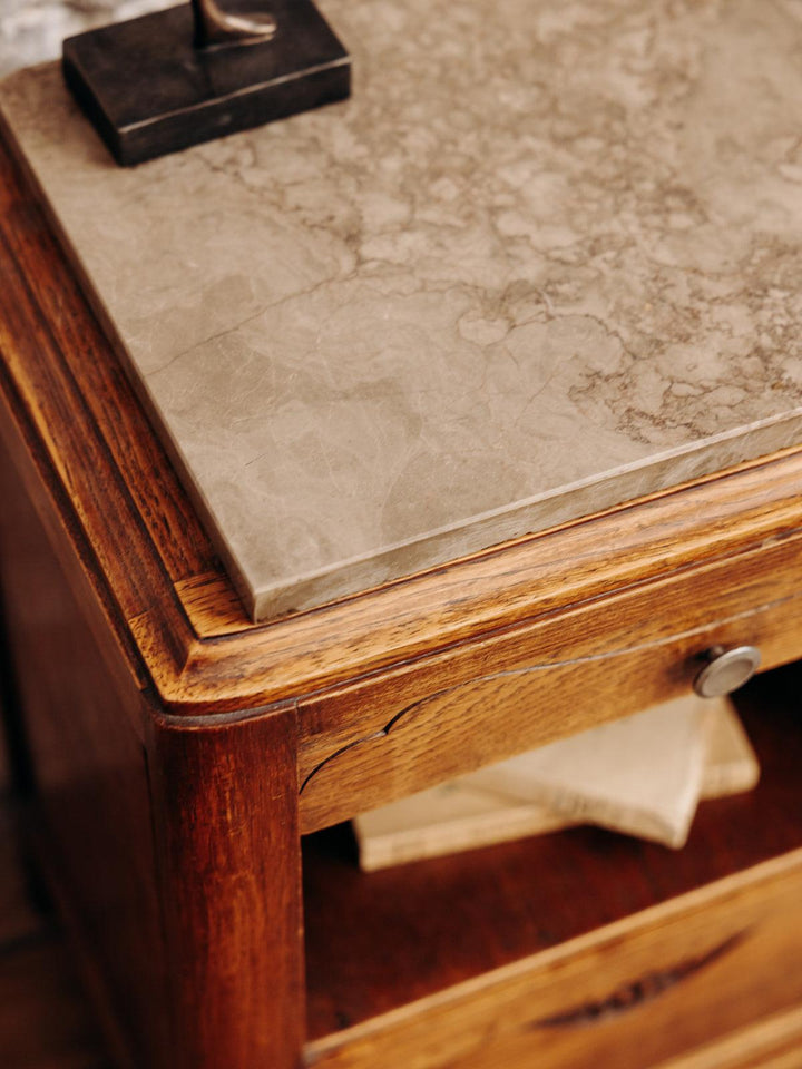 Odile, la table de chevet en marbre N°262 - Debongout