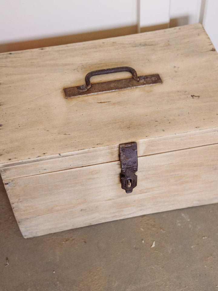 Lucien, the wooden chest No. 24