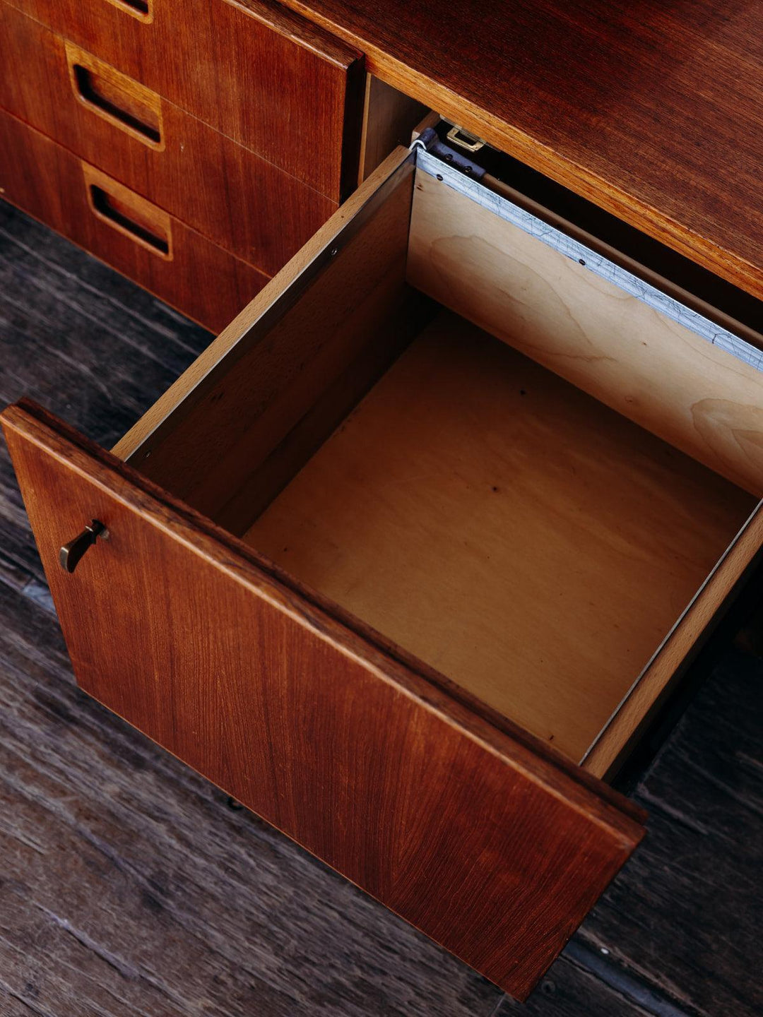 Yvan, the teak desk No. 1