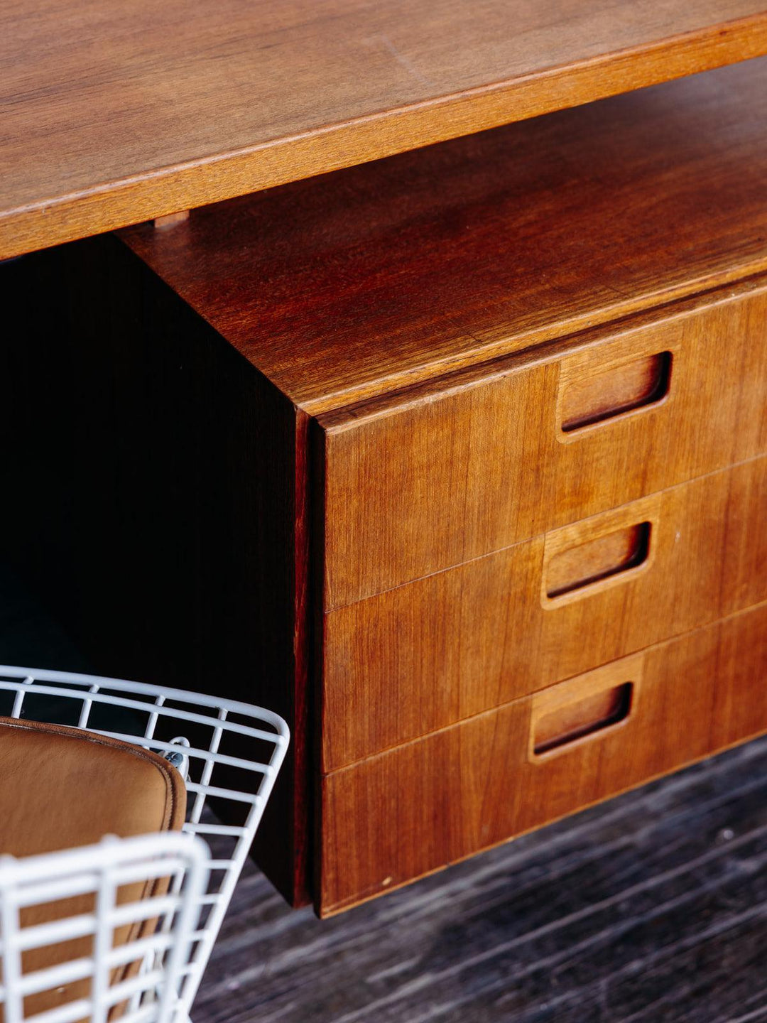 Yvan, the teak desk No. 1