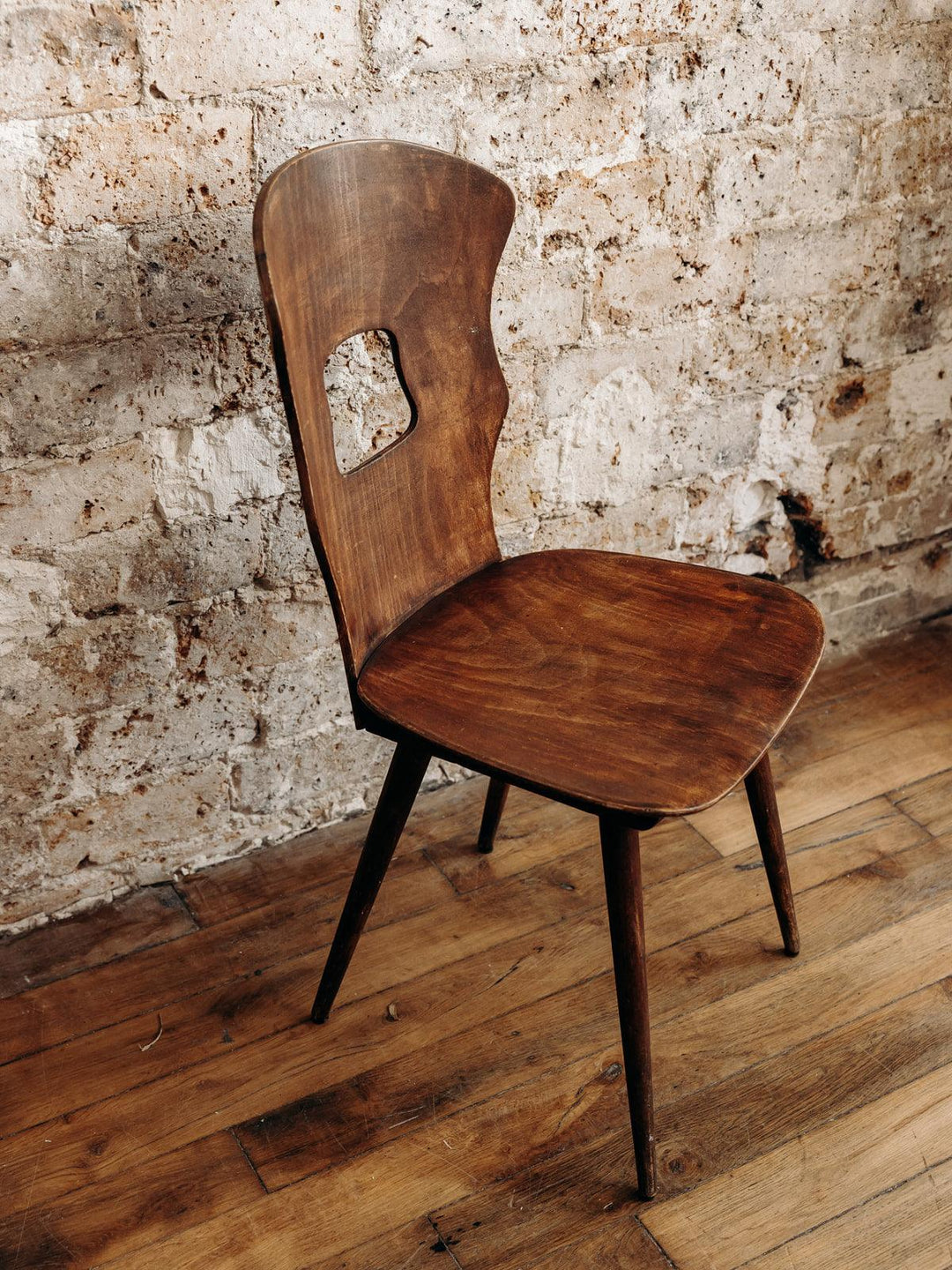 Claude, la chaise en bois N°141 - Debongout