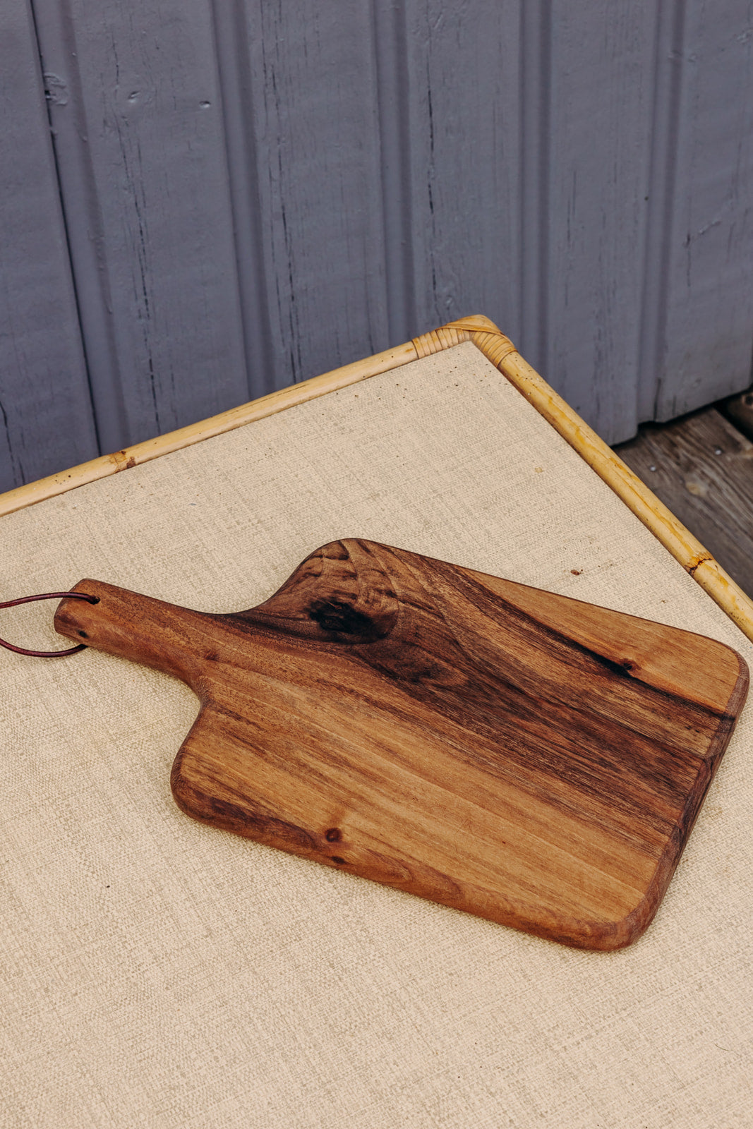Noa, the walnut cutting board
