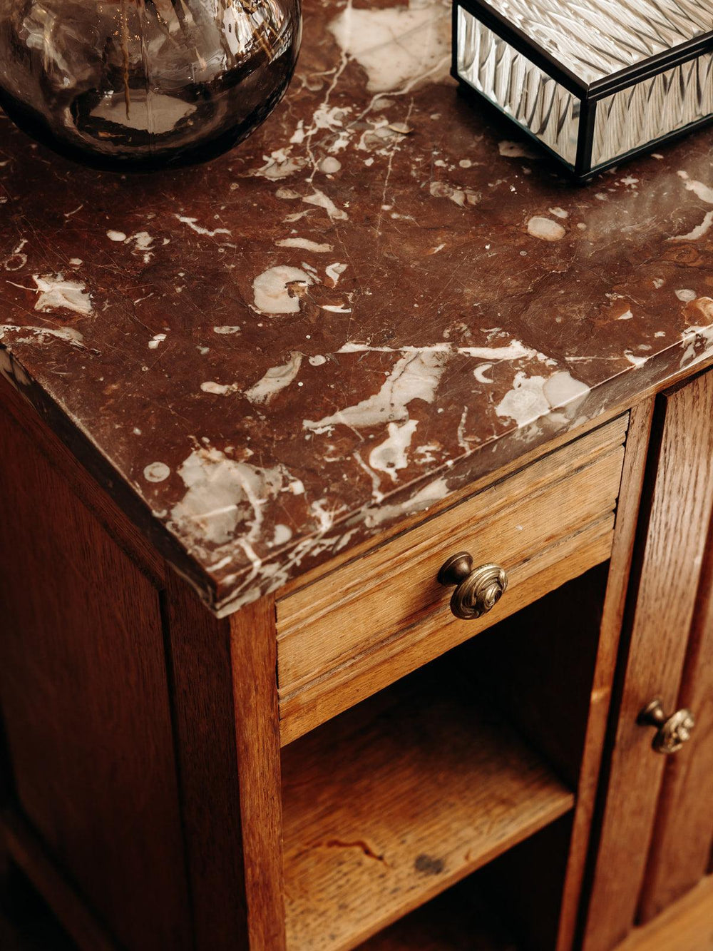 Odile, la table de chevet en marbre N°271 - Debongout