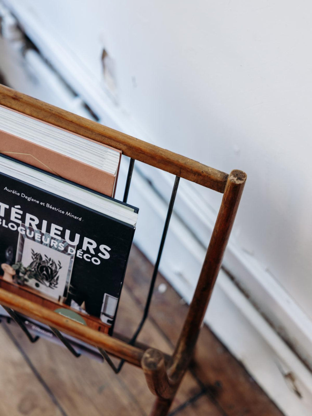 Marius, the wooden magazine rack No. 20