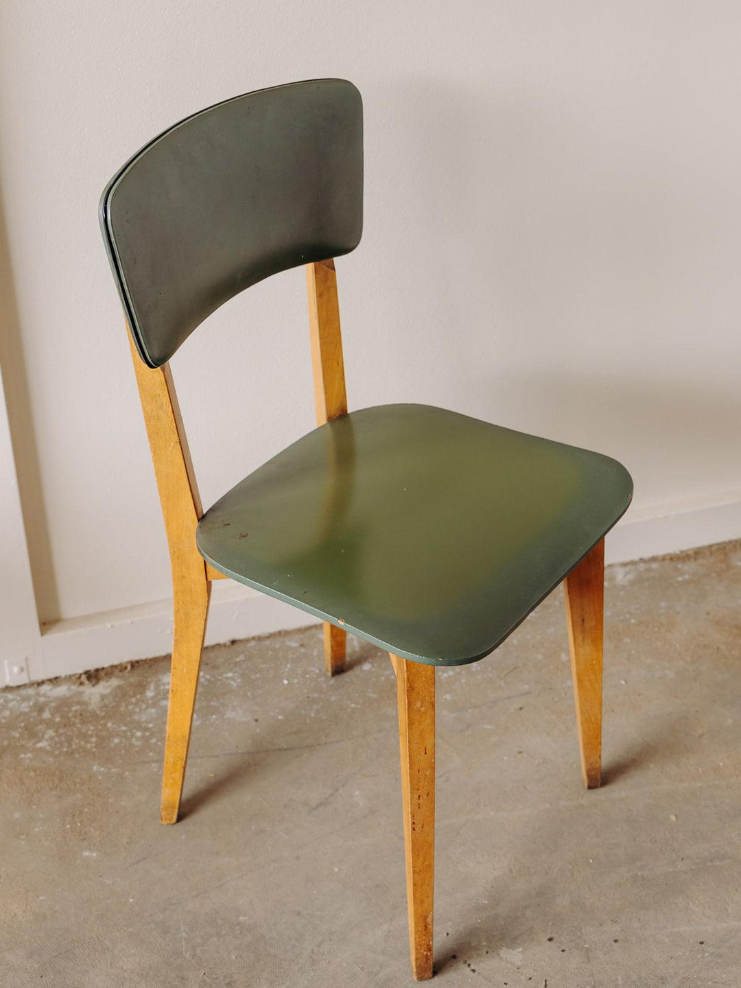 Claude, la chaise en bois N°138 - Debongout