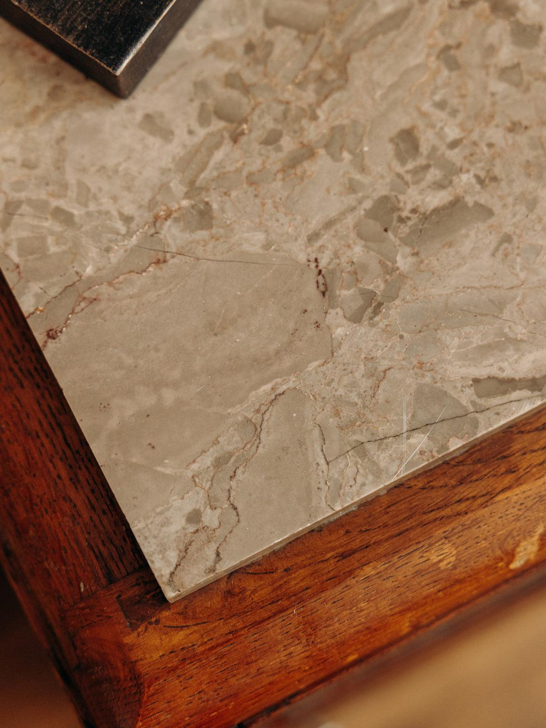 Odile, la table de chevet en marbre N°259 - Debongout