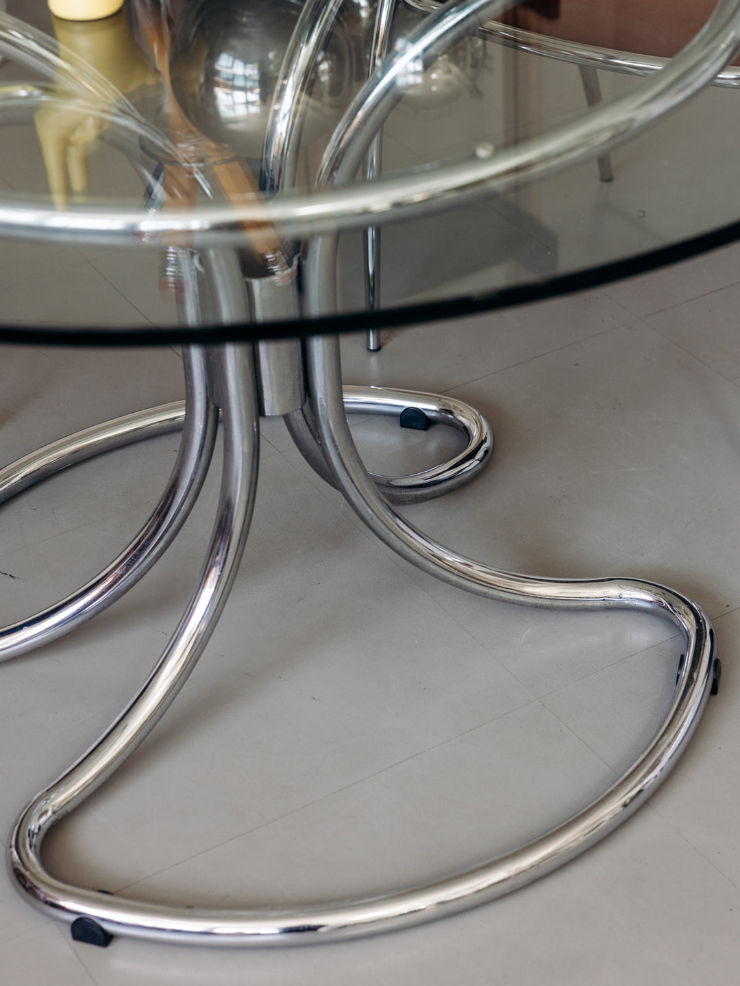 4U3A7522_Debongout-retrochic-24-06-25_011tablerondeplateauverreetpiedchrom_0116.jpg