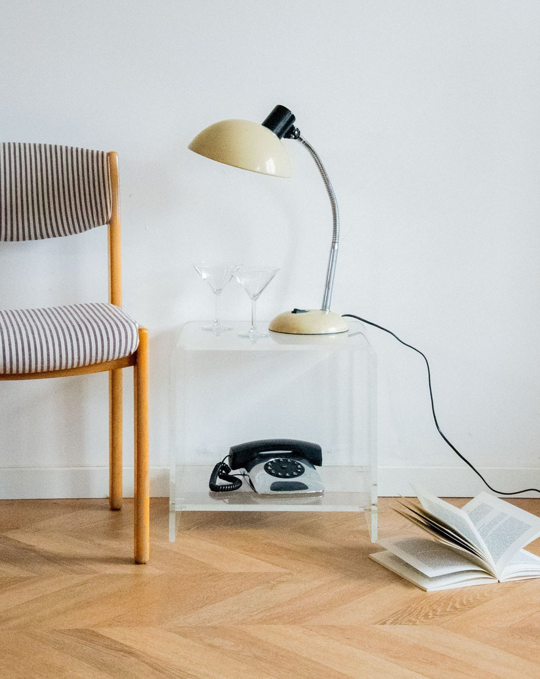 hanna-table-appoint-plexiglass-799-1