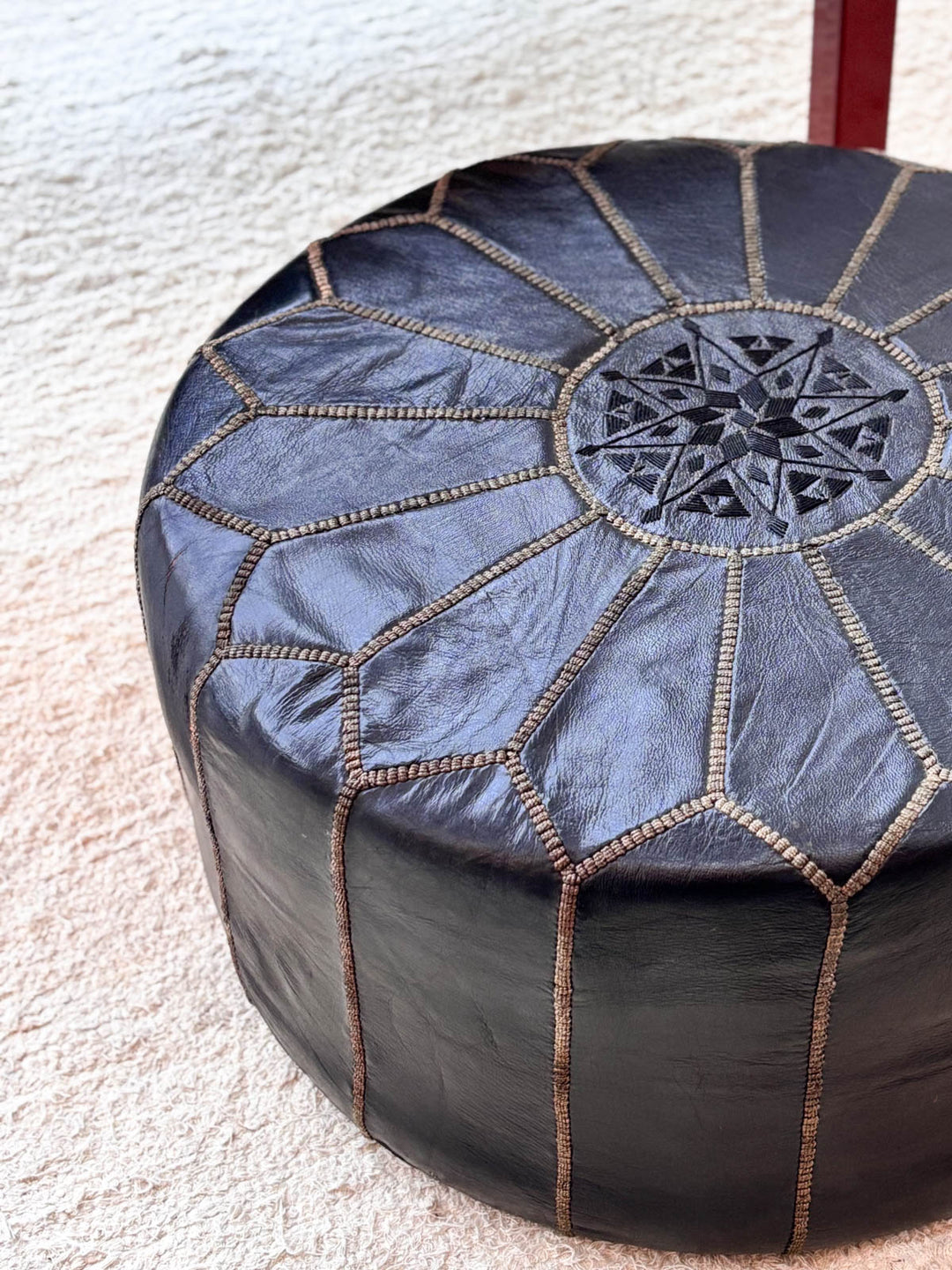 5poufencuir-4.jpg