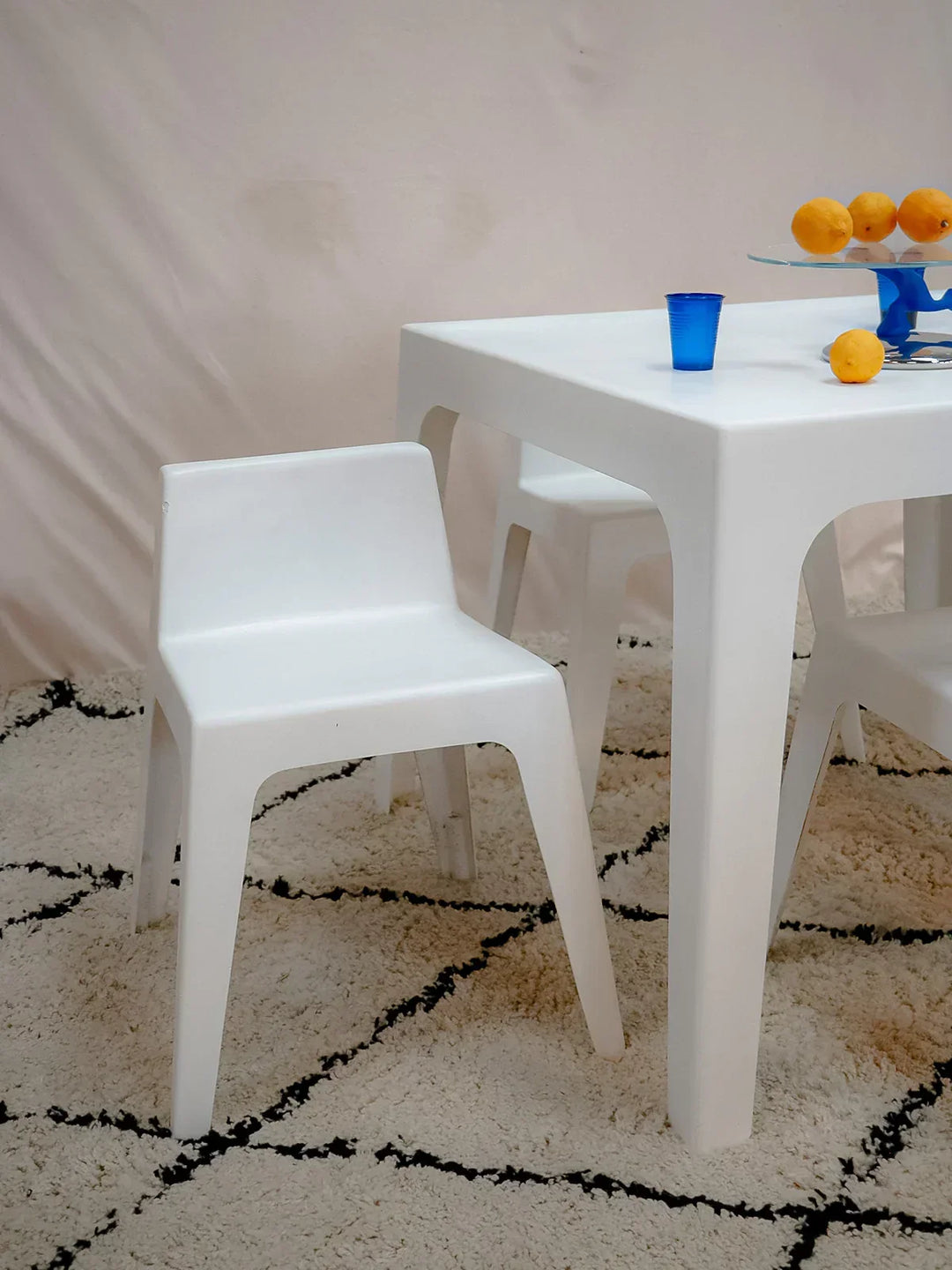 auguste-ensemble-table-et-chaises-fibre-verre-10-8