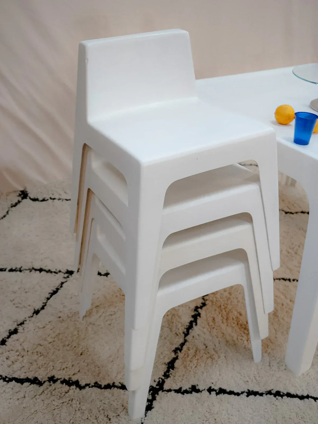 auguste-ensemble-table-et-chaises-fibre-verre-10-3