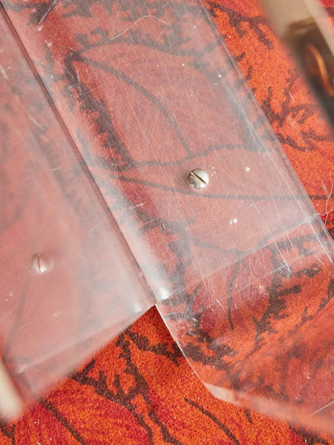 marius-porte-revue-plexiglass-236-5