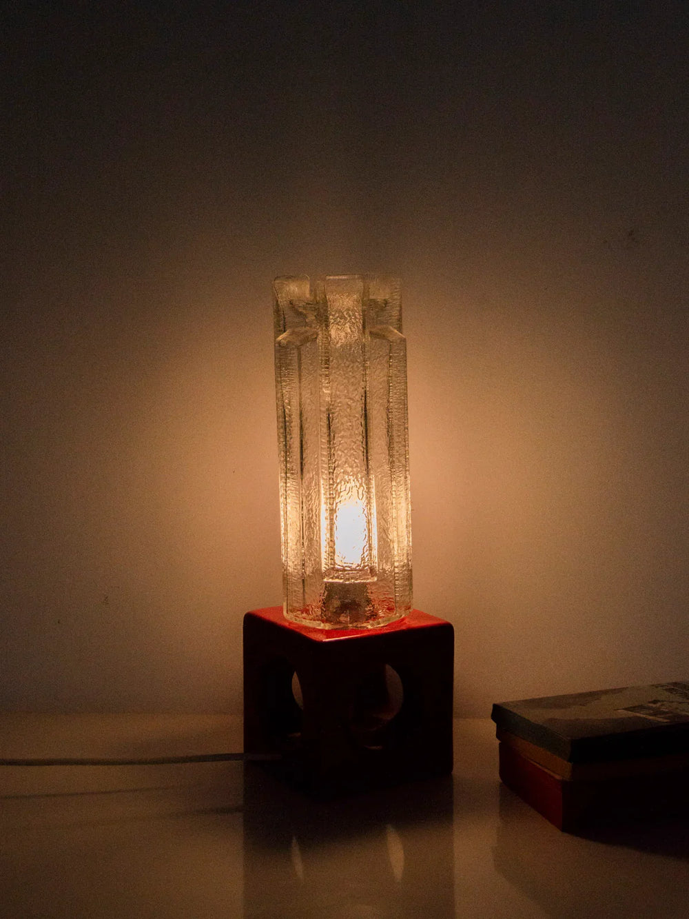 julia-lampe-poser-rouge-805-2