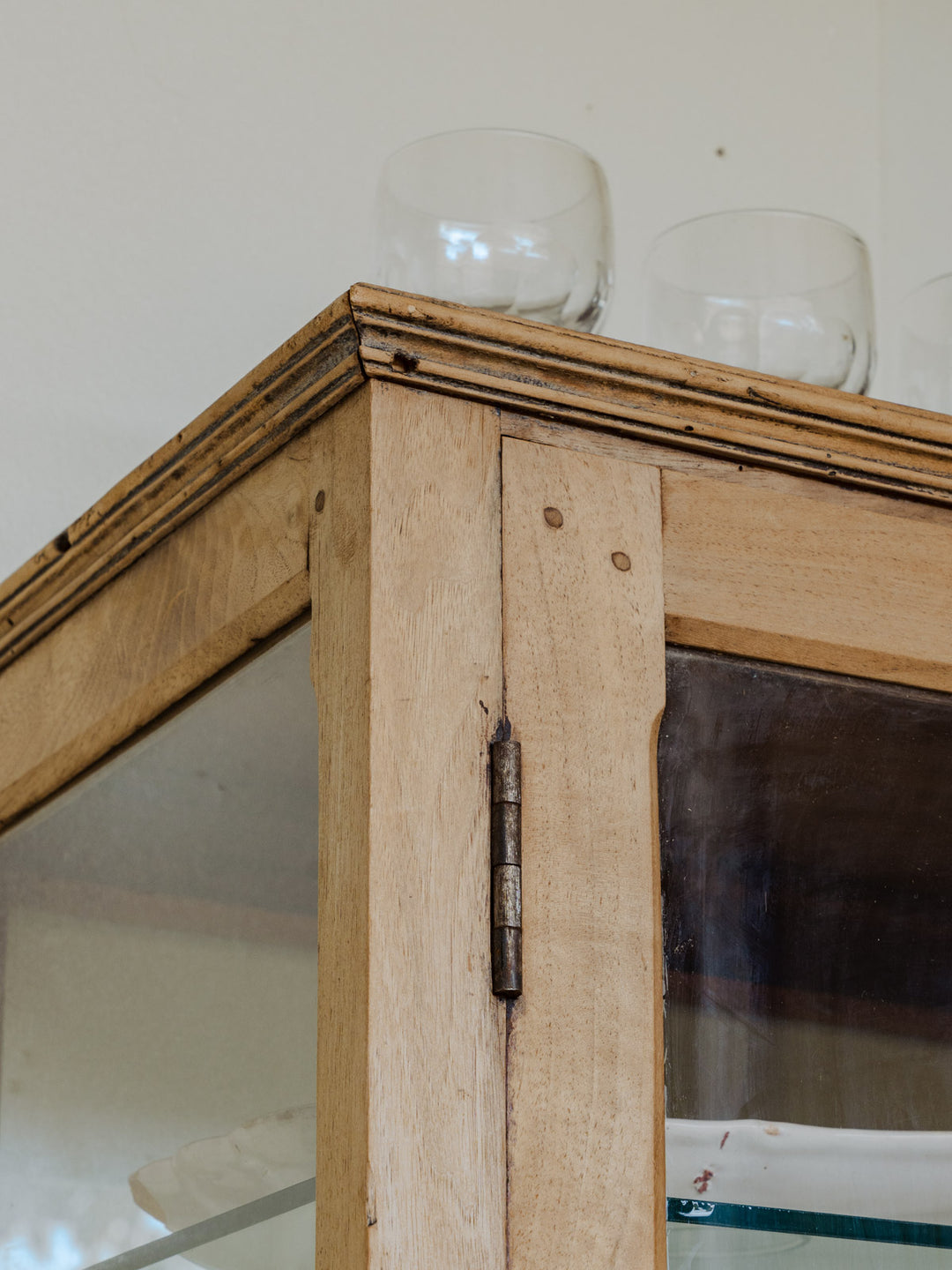 victoria-vitrine-noyer-103-6