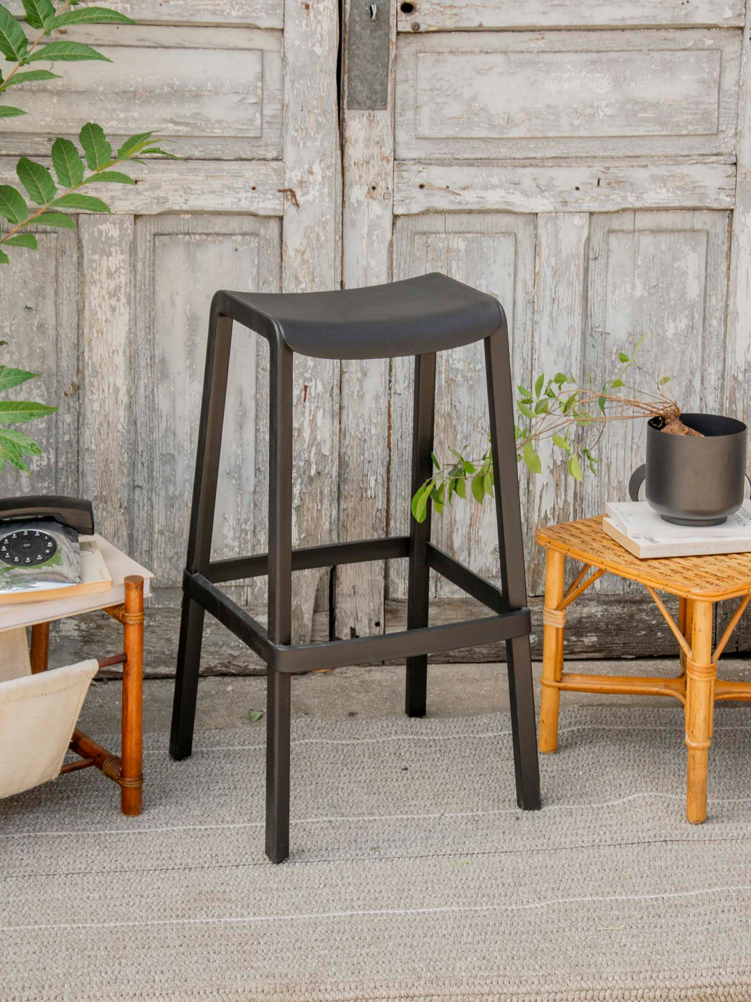pierre-tabouret-bar-plastique-noir-exterieur-691-2