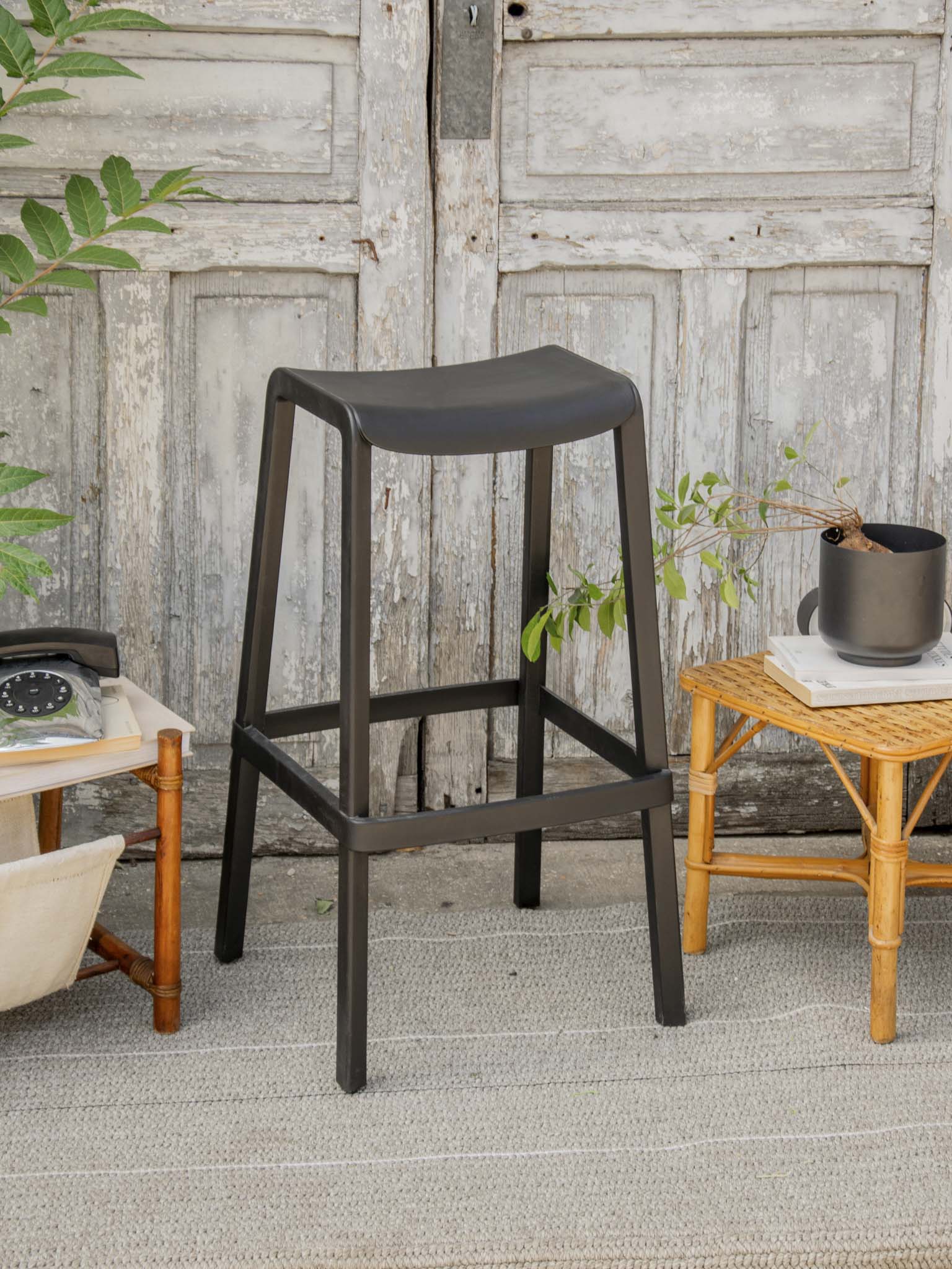 pierre-tabouret-bar-plastique-noir-exterieur-691-2