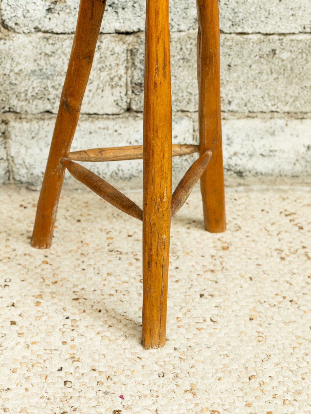 gaston-tabouret-bar-bois-brutaliste-199-6