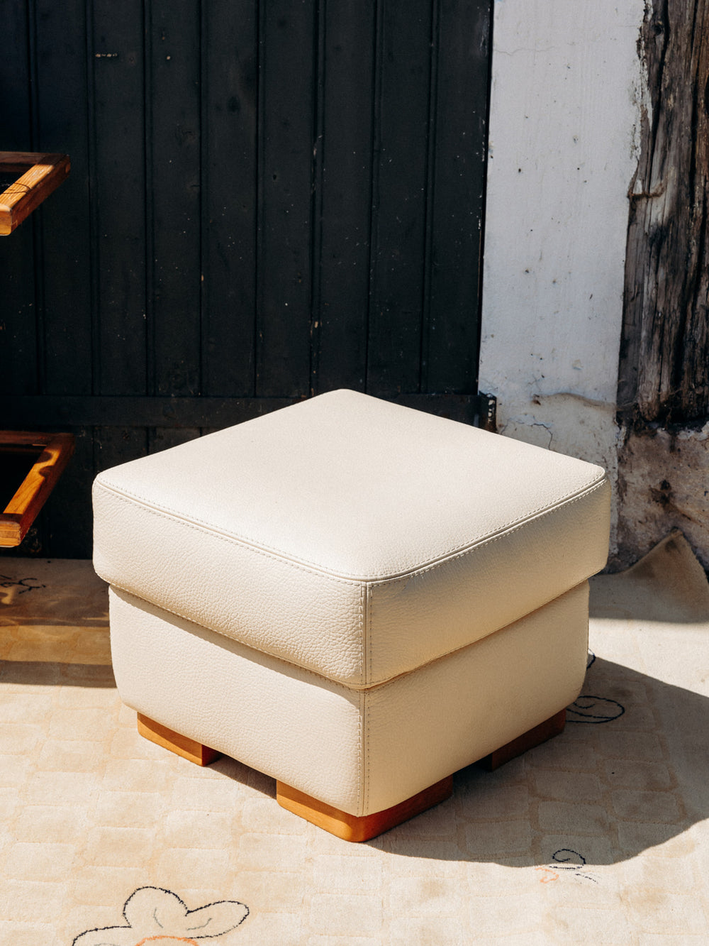 jean-philippe-pouf-cuir-45-2