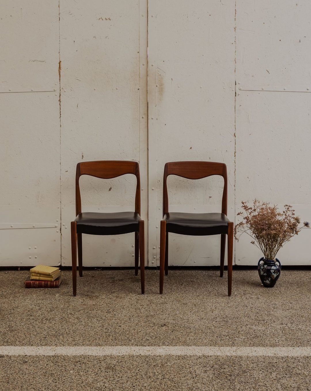 alma-paire-chaises-scandinaves-1603-1