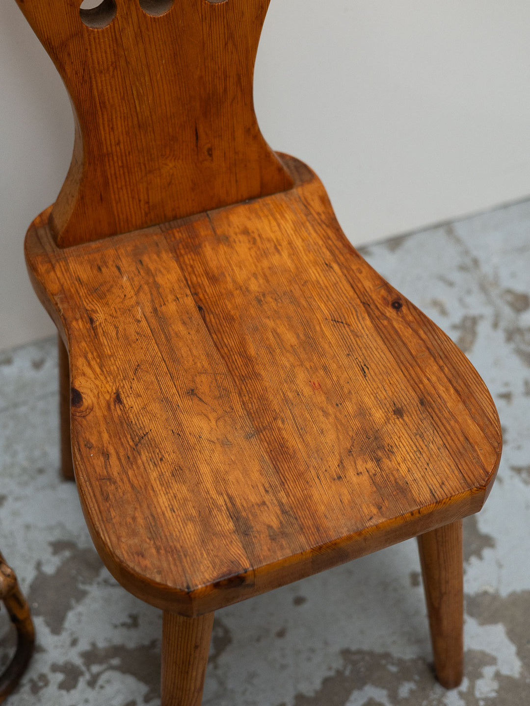 claude-chaise-bois-brutaliste-1720-3