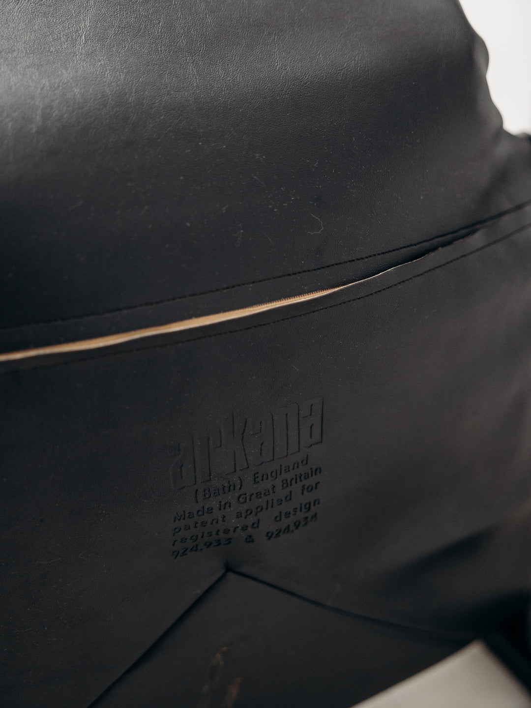 auguste-ensemble-table-et-chaises-cuir-6-7