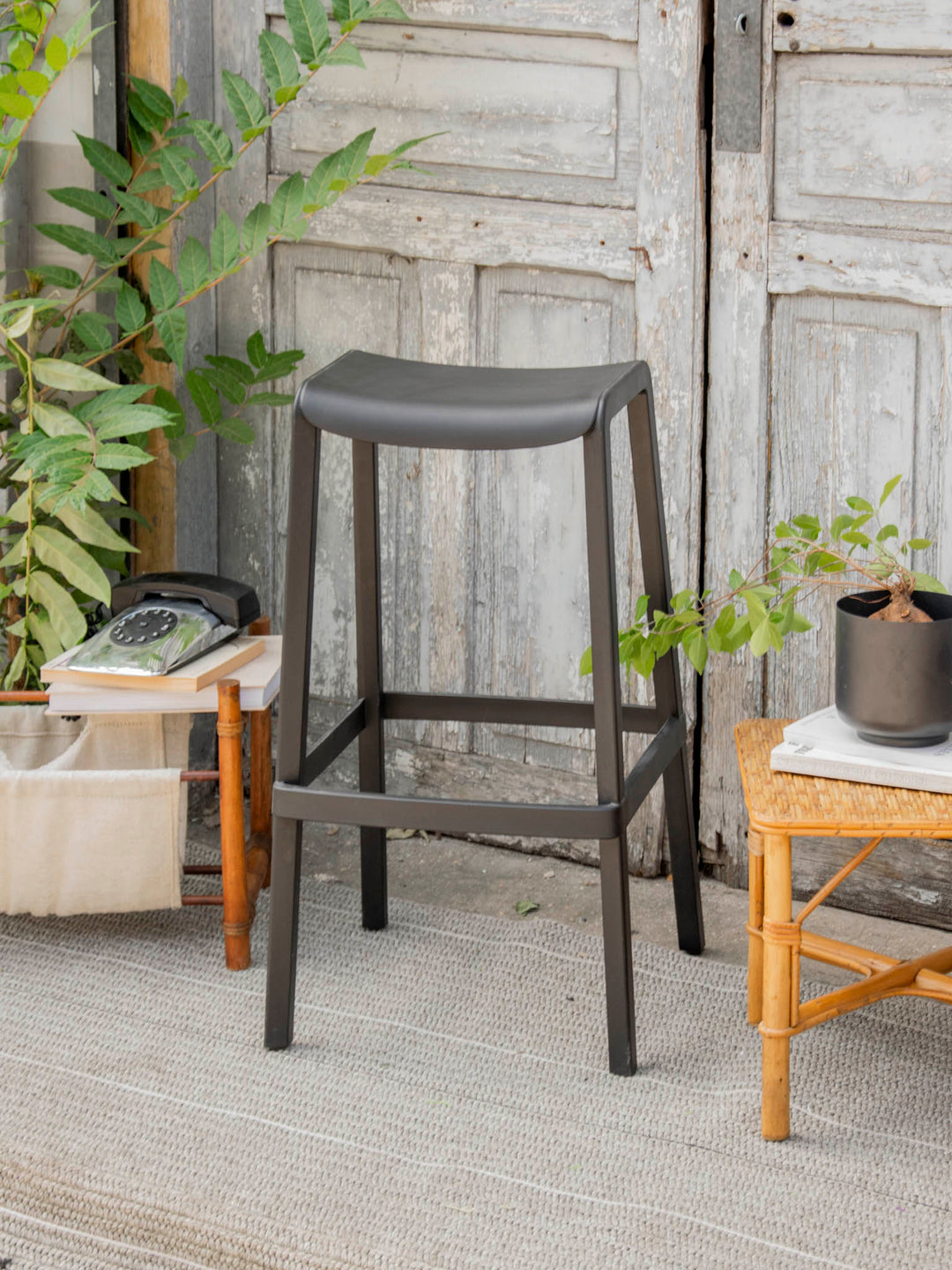 pierre-tabouret-bar-plastique-noir-exterieur-691-3