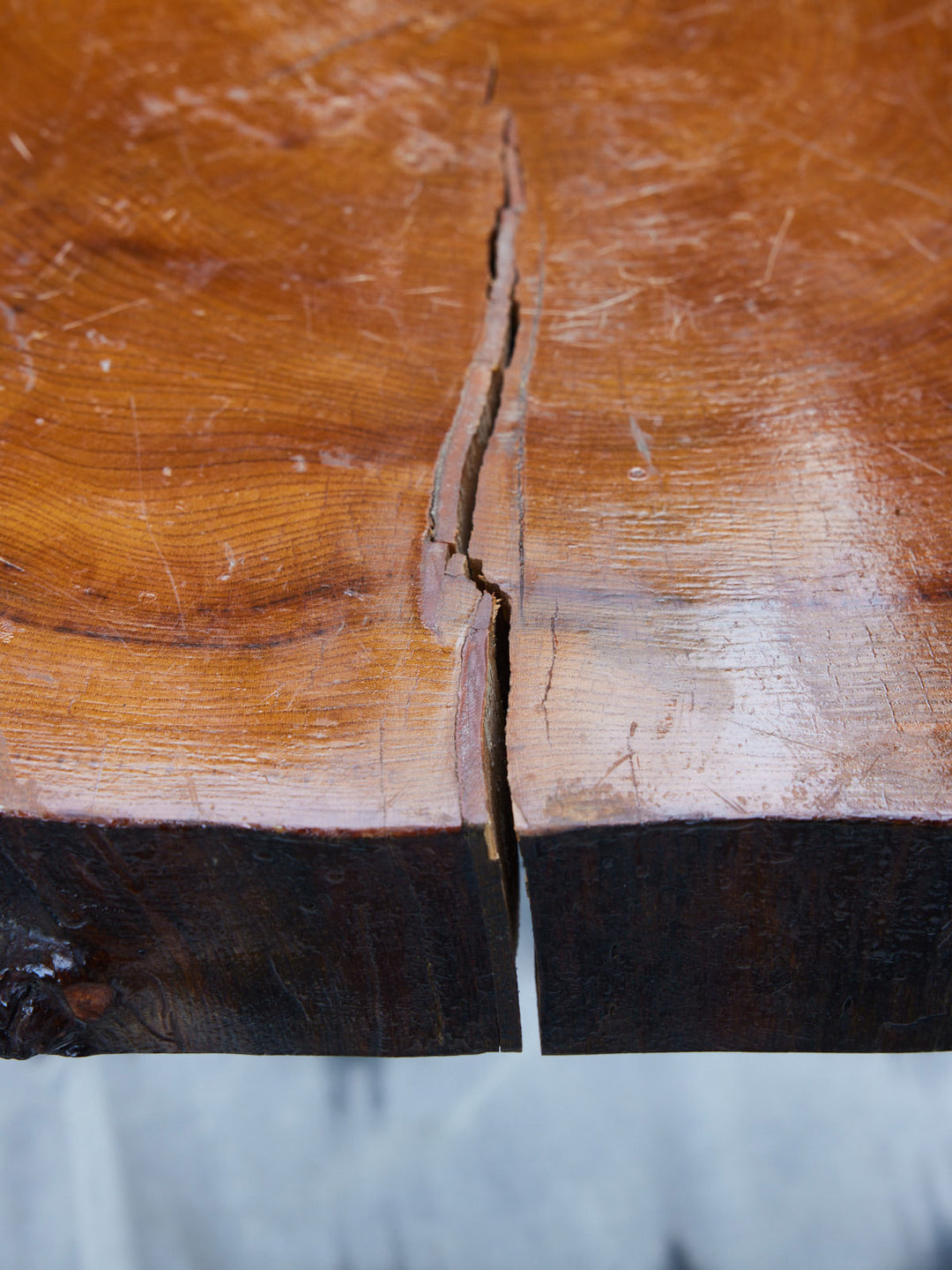 donna-table-basse-bois-brutaliste-design-1073-8