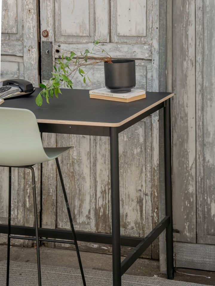 karla-table-a-manger-metal-haute-noir-design-1227-4
