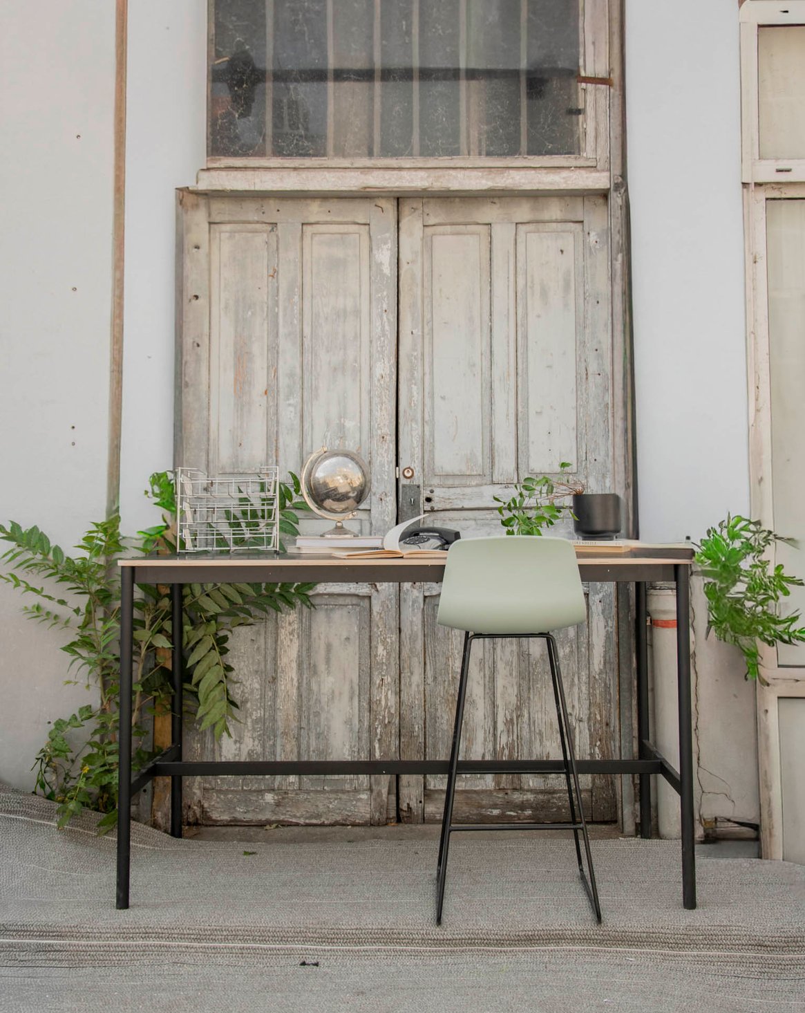 karla-table-a-manger-metal-haute-noir-design-1227-1