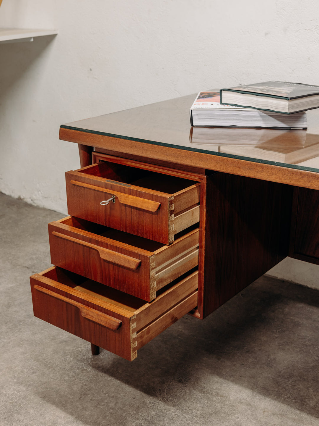 yvan-bureau-teck-471-4