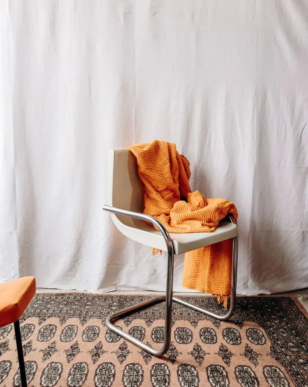 alma-chaise-blanche-1280-1