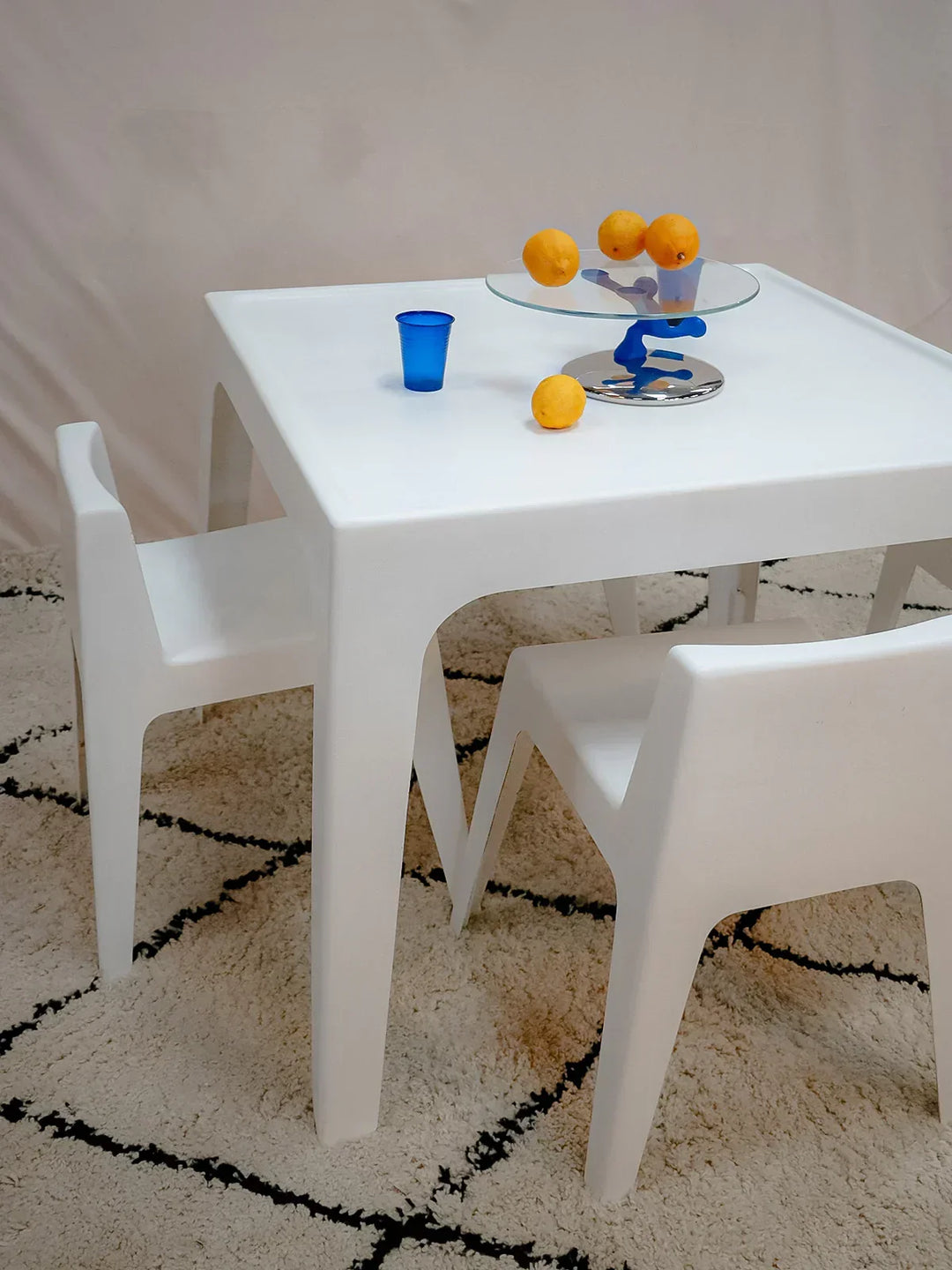 auguste-ensemble-table-et-chaises-fibre-verre-10-4