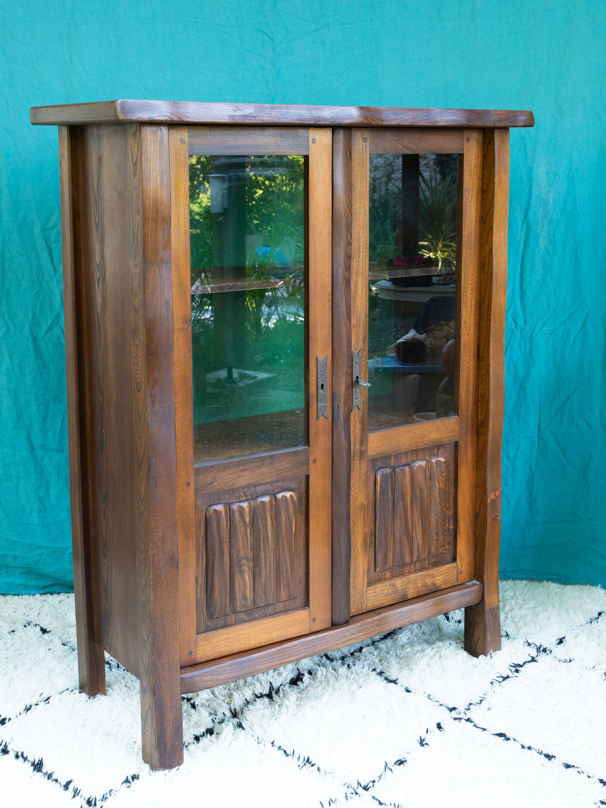 victoria-vitrine-bois-brutaliste-1355-2