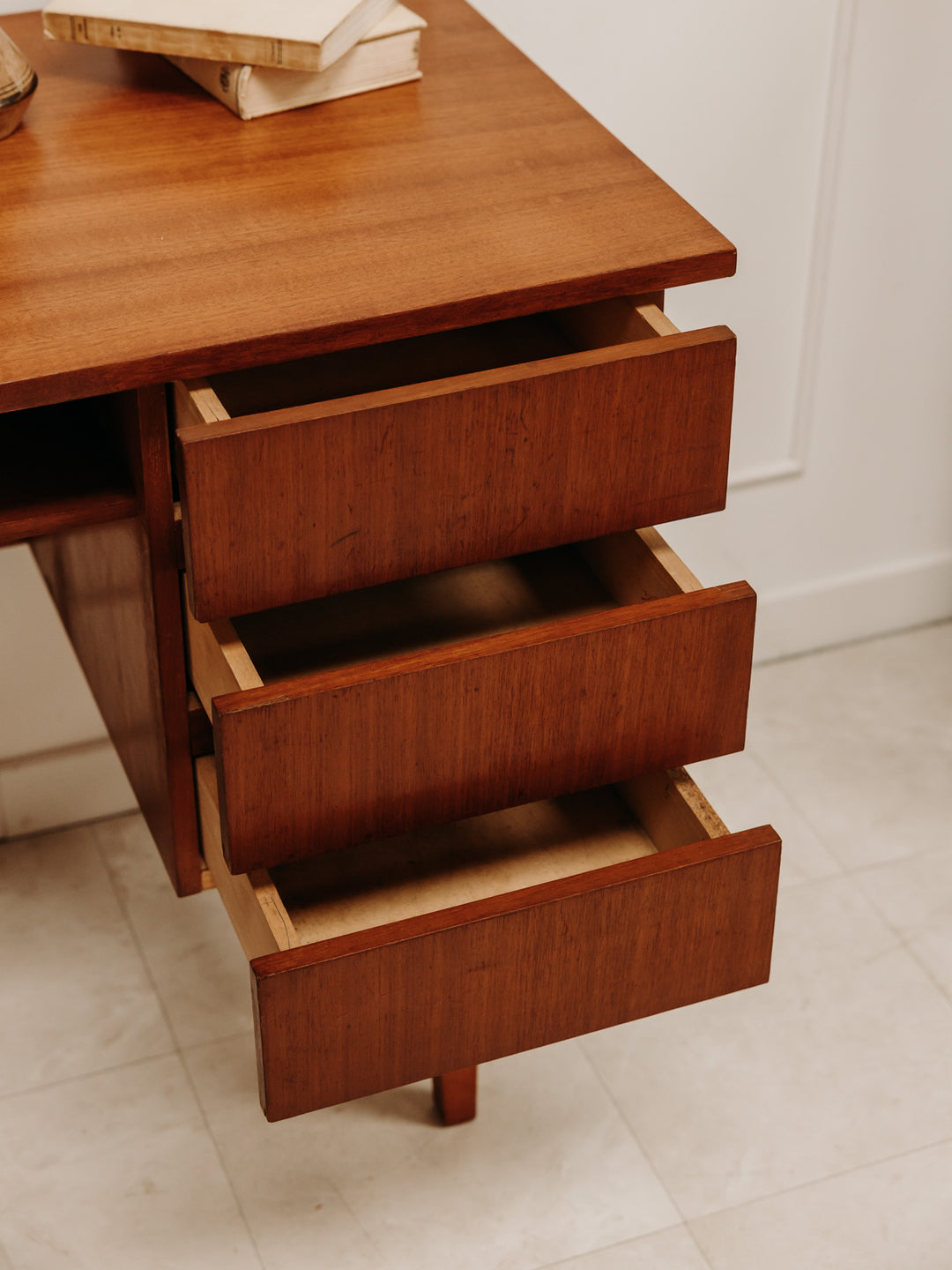 yvan-bureau-teck-451-8