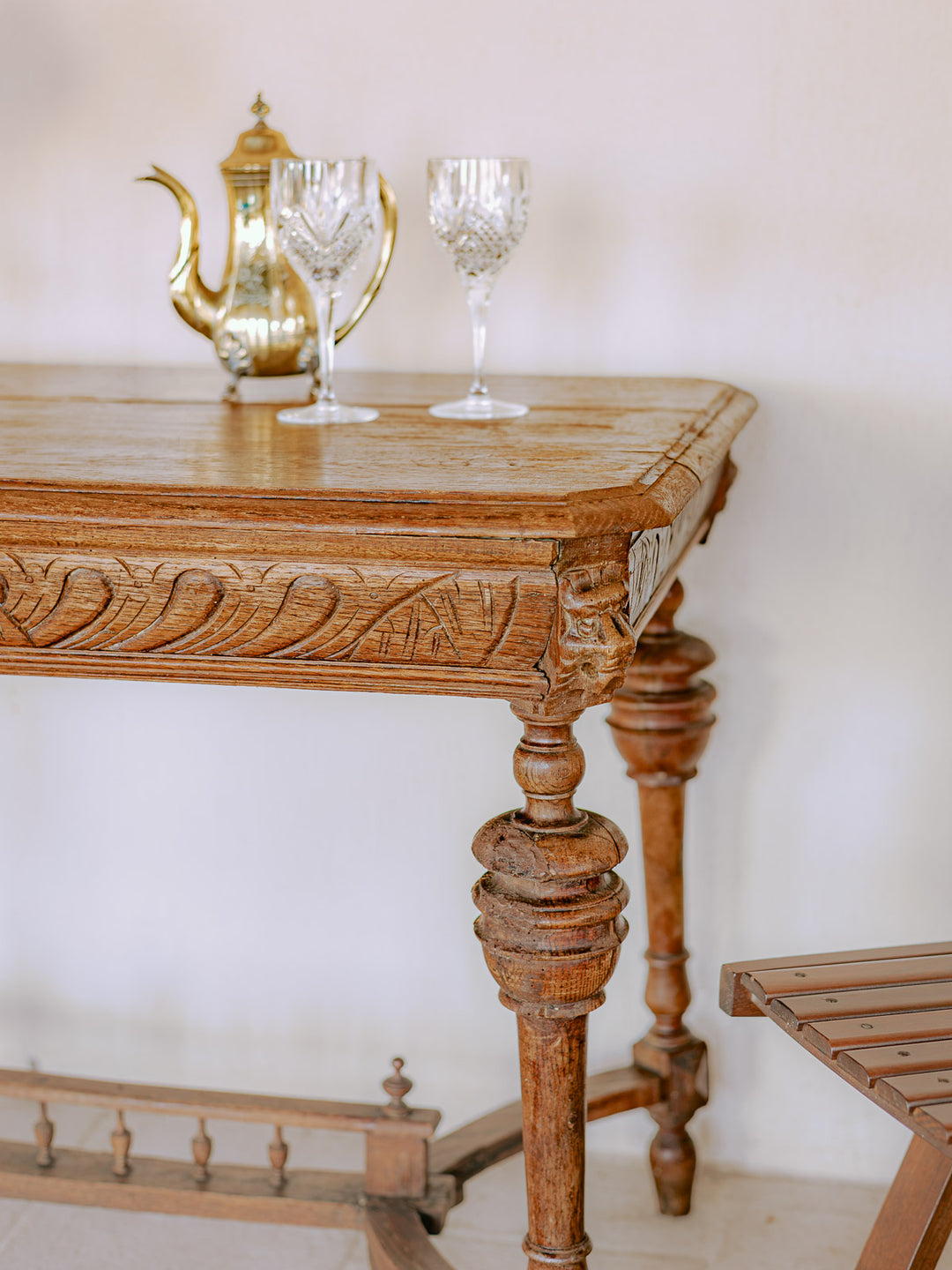 francine-table-appoint-bois-sculpté-moyen-âge-1113-5