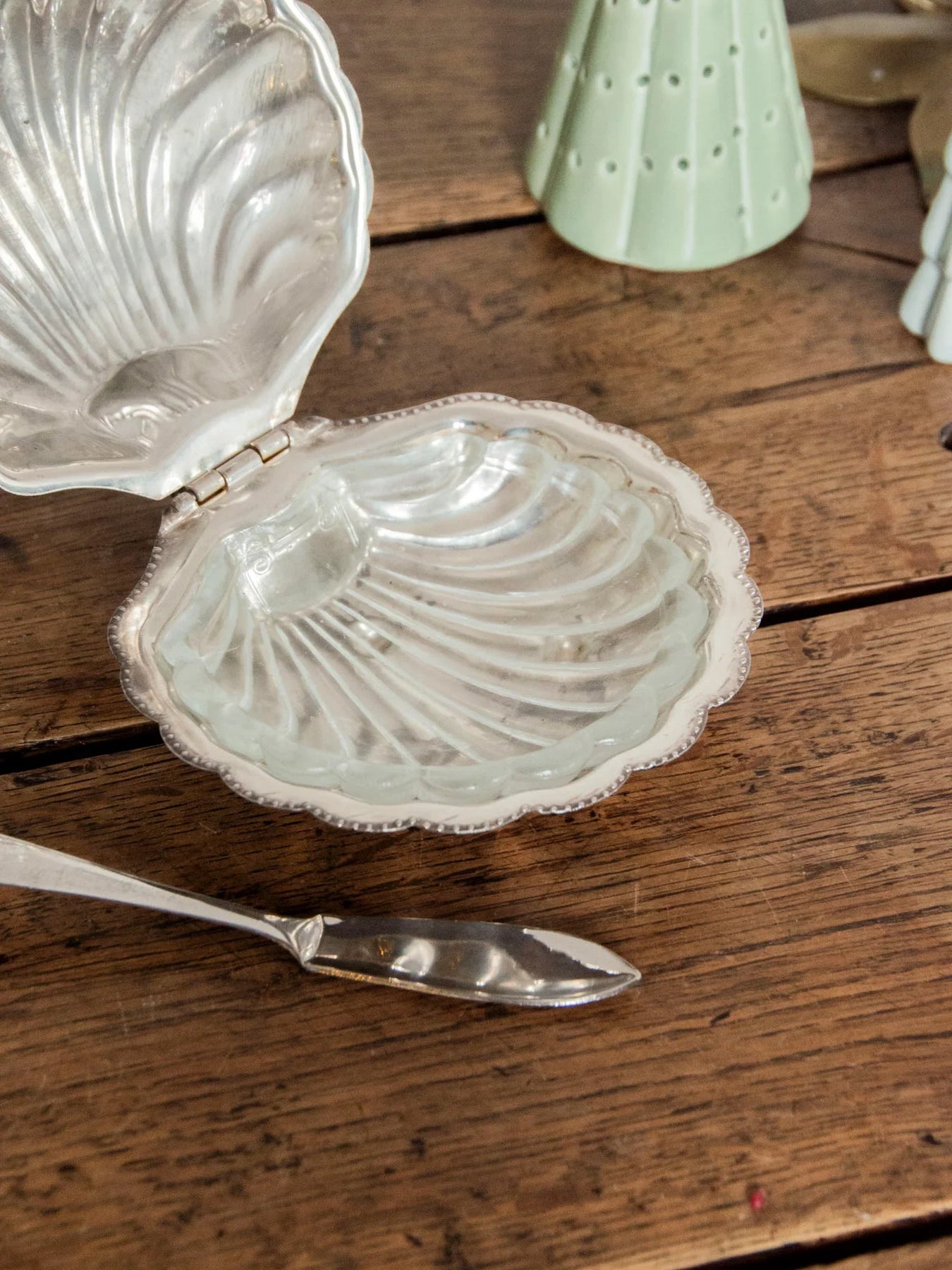 Beurrier coquillage ancien en verre blanc et métal Beurrier coquillage ancien en verre blanc et métal
