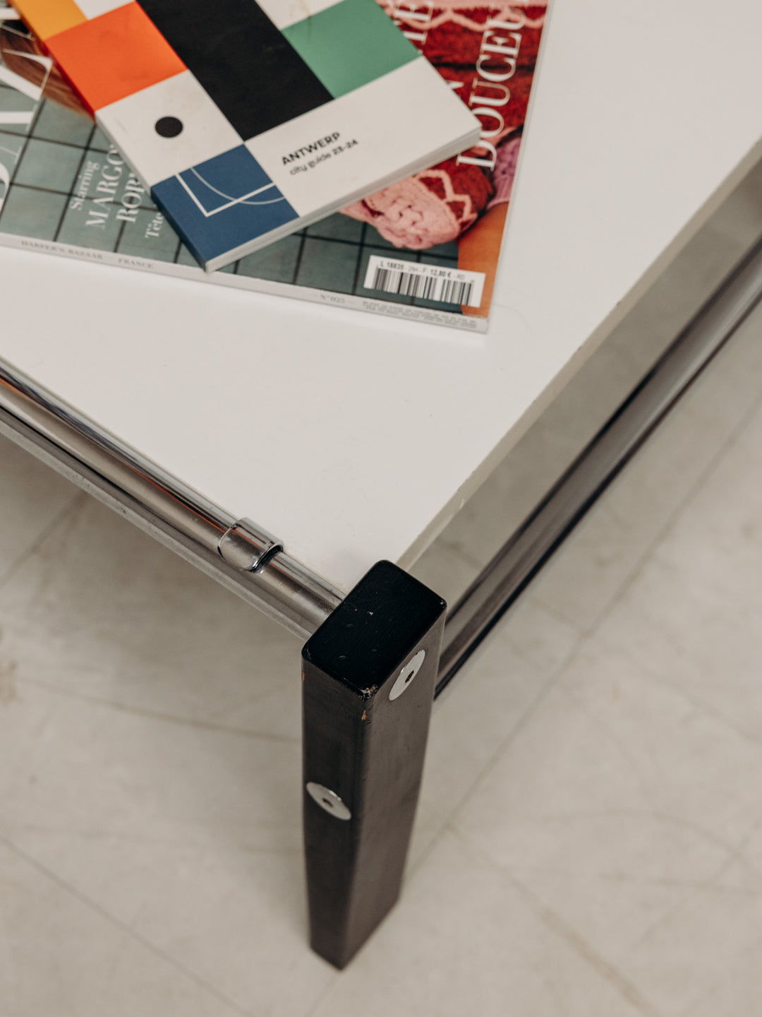 auguste-ensemble-table-et-chaises-cuir-6-12