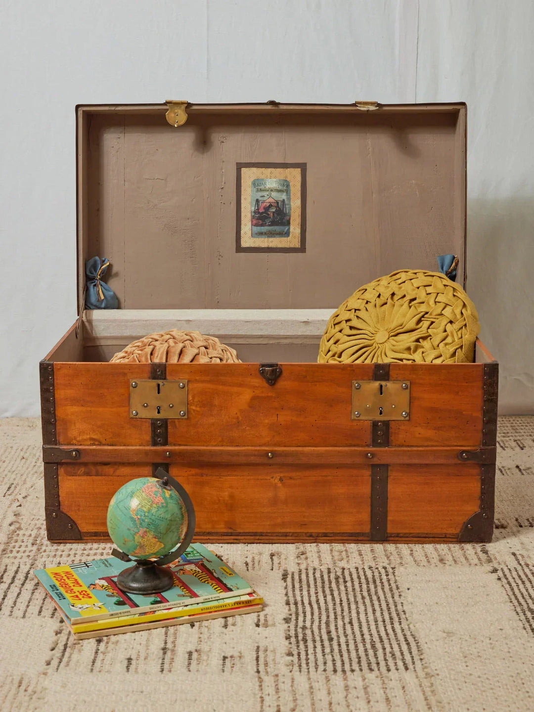 Malle en bois sur pied vintage Malle en bois sur pied vintage