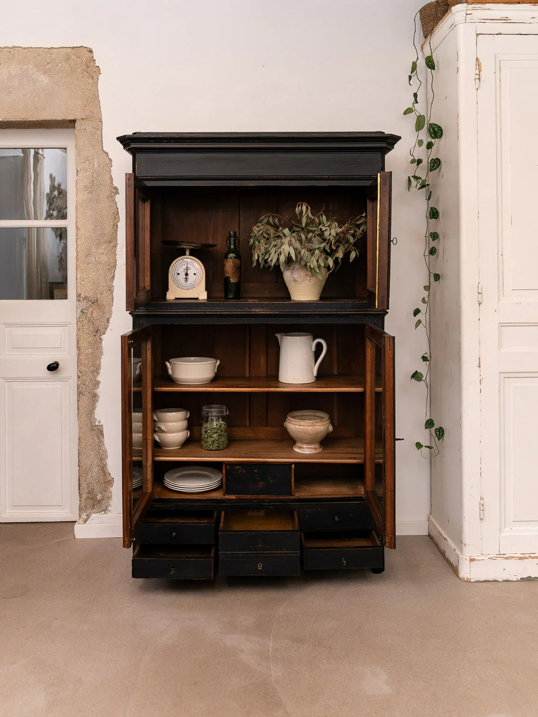 victoria-vitrine-bois-noir-155-2