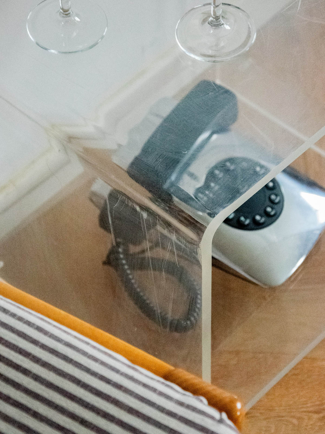 hanna-table-appoint-plexiglass-799-3