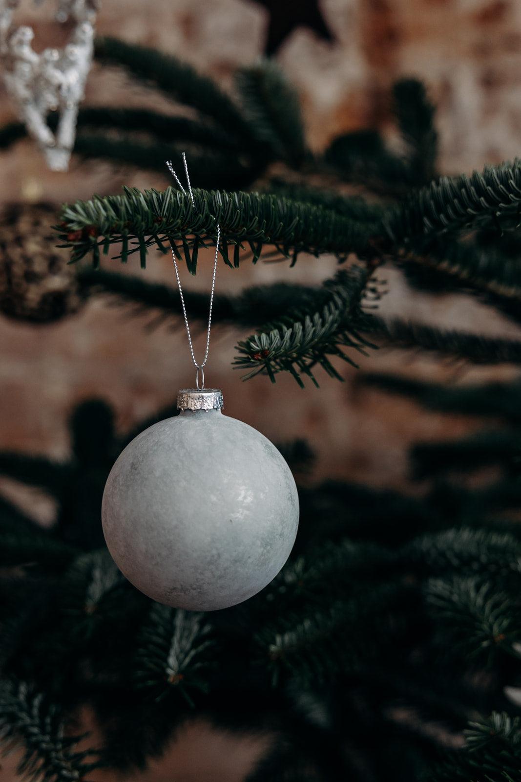 Axelle, la boule de Noël - Debongout