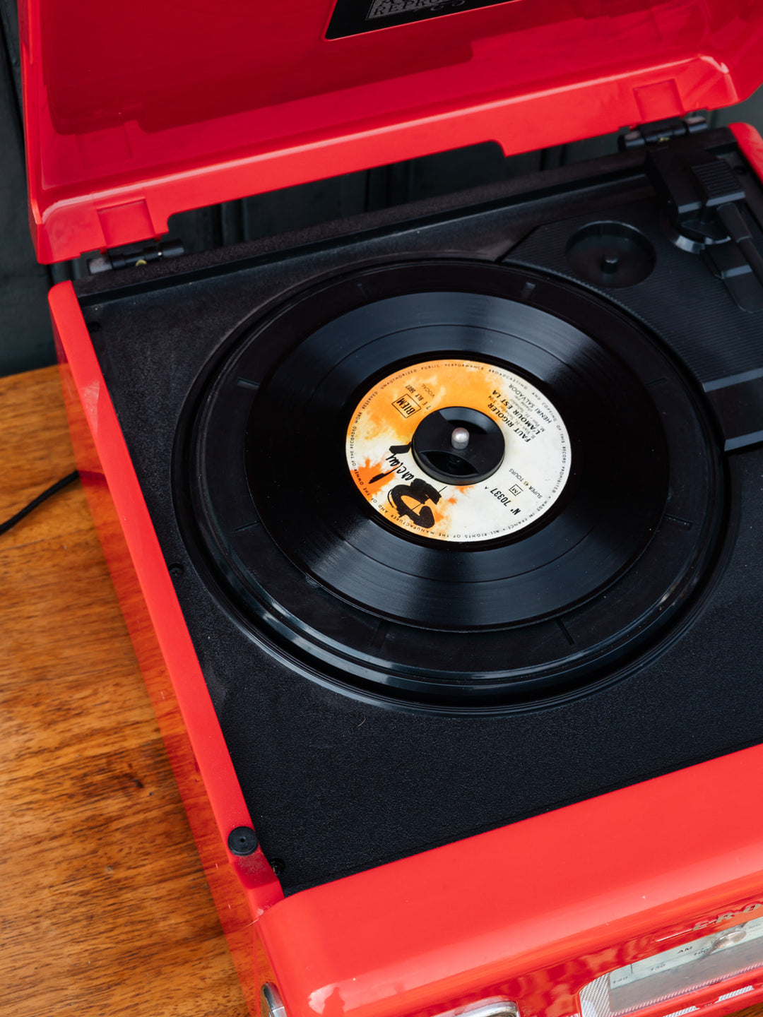 Tourne-disque rétro - Carré - gramophone ancien - hauteur 65 cm Tourne-disque rétro - Carré - gramophone ancien - hauteur 65 cm